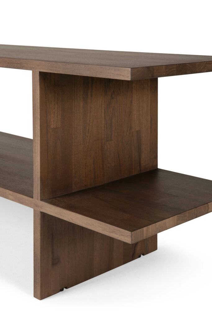 La table d'appoint Kabuki est une pièce en bois moderne avec une finition foncée, présentant un design asymétrique avec deux surfaces horizontales et un support vertical qui la distingue dans n'importe quelle collection de meubles.