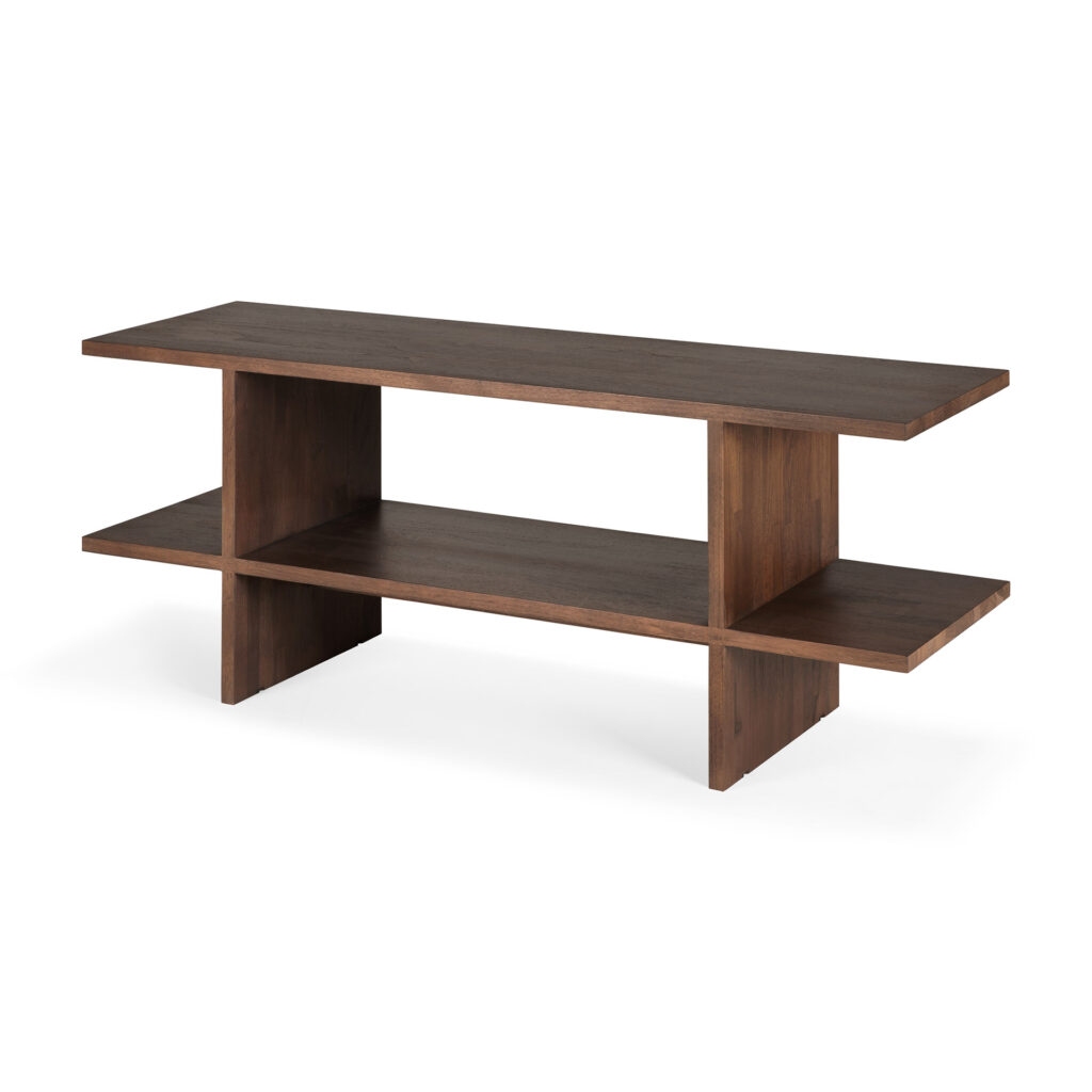 La table d'appoint Kabuki est une pièce rectangulaire en bois avec une conception d'étagère ouverte et une finition marron foncé, alliant harmonieusement l'esthétique du mobilier traditionnel à la fonctionnalité moderne.
