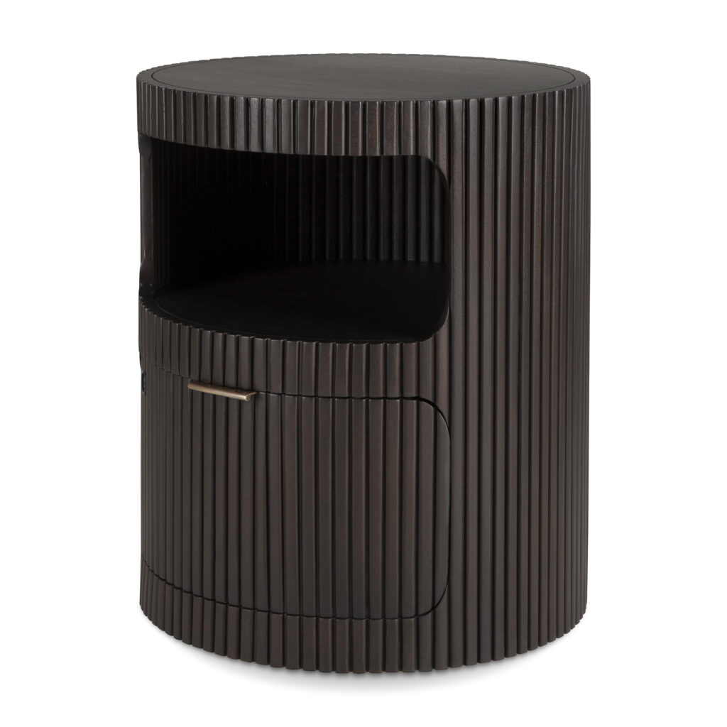 Le caisson à tiroirs Boomerang est un meuble rond en bois foncé avec des rainures verticales. Il comprend une étagère ouverte et un tiroir avec une poignée horizontale en métal, ce qui en fait le complément parfait à n'importe quelle pièce.