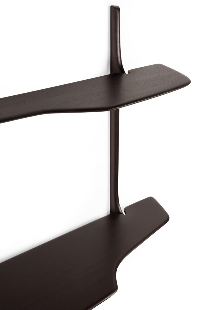 Le bureau mural PI est une étagère murale noire, moderne, à deux niveaux avec des bords arrondis, soutenue par un panneau arrière vertical et suffisamment polyvalente pour servir de petit bureau mural.