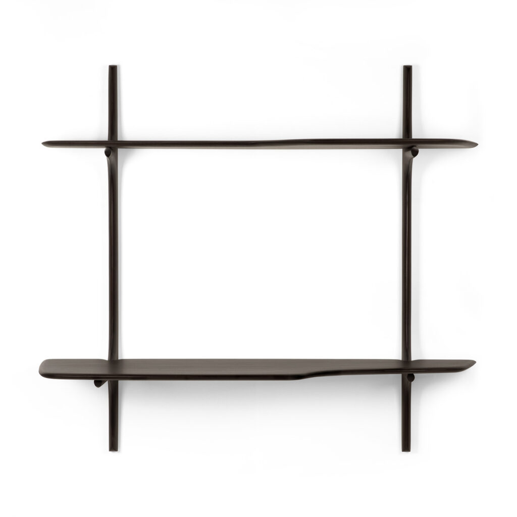 Le bureau mural PI présente un design noir élégant avec trois étagères horizontales soutenues par des tiges verticales, offrant une esthétique minimaliste idéale pour tout espace moderne.