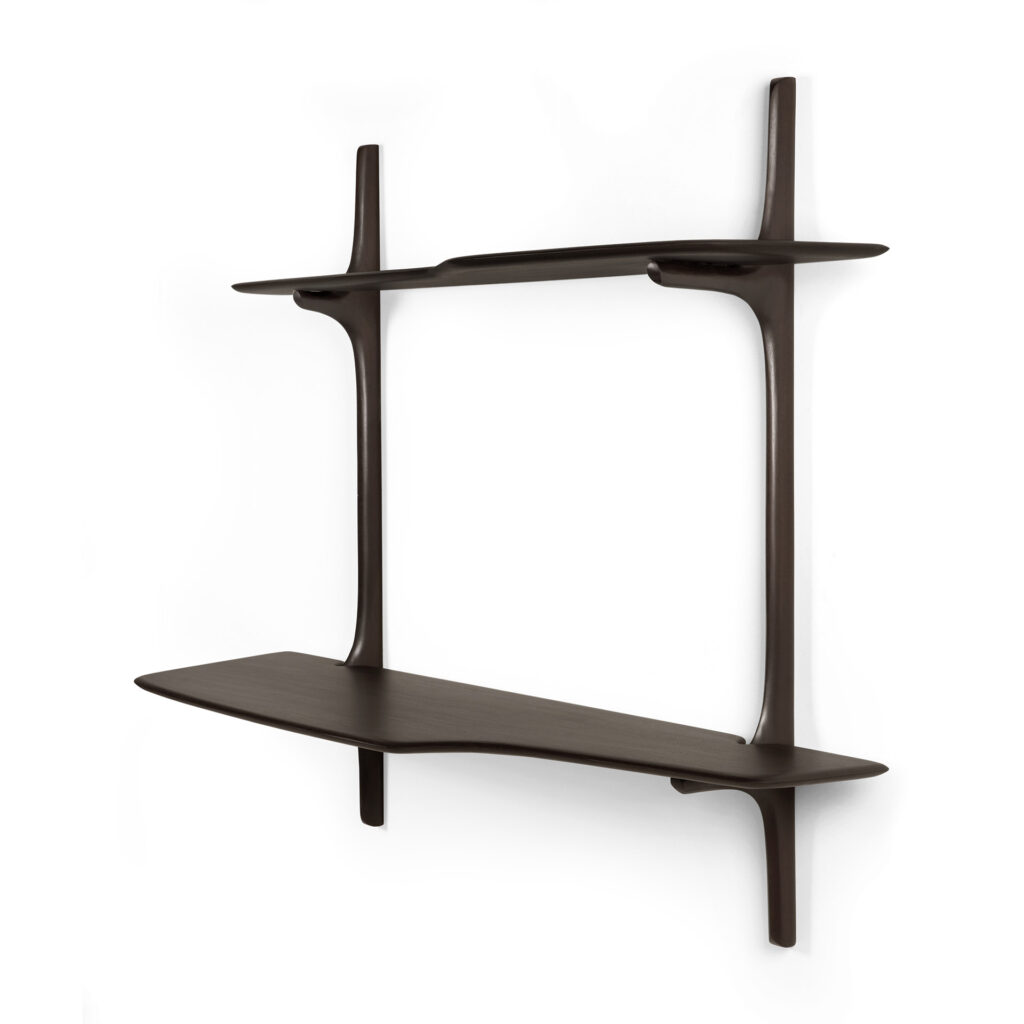 Le bureau mural PI, doté d'un design moderne et minimaliste avec deux niveaux et une finition marron foncé, est parfaitement monté sur un mur blanc.