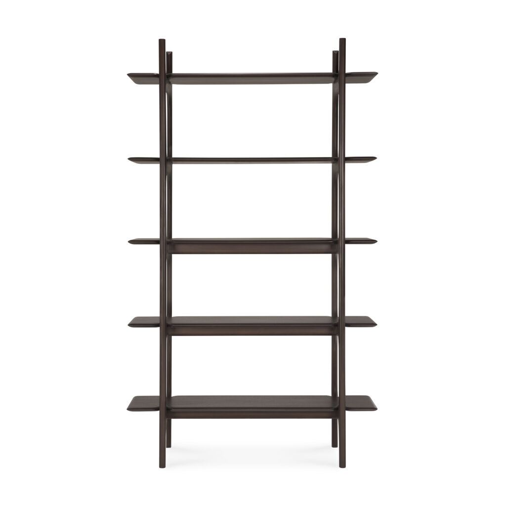 Image de l'étagère PI, une bibliothèque vide en bois brun foncé à cinq étagères au design minimaliste. La bibliothèque a un dos ouvert et des supports d'étagères décalés.