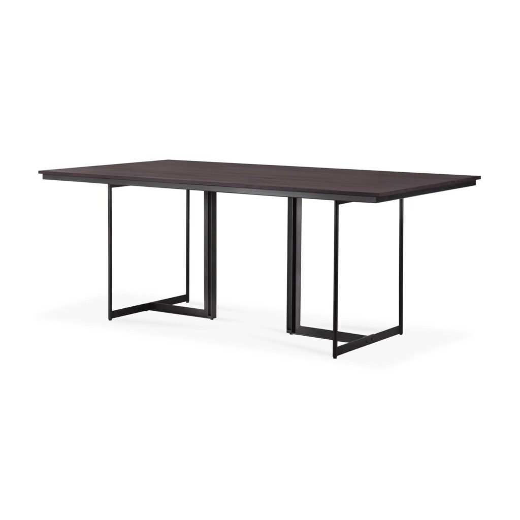 La table à manger Tacet présente un design rectangulaire en bois avec une finition foncée, soutenue par un cadre en métal noir élégant, offrant une élégance minimaliste idéale pour les besoins de mobilier de salle à manger moderne.