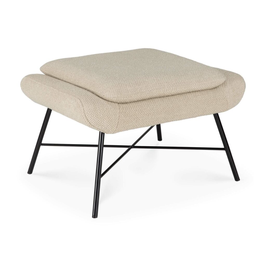 Un repose-pieds Barrow beige avec des pieds en métal noir et un design minimaliste, faisant parfaitement office de pouf.