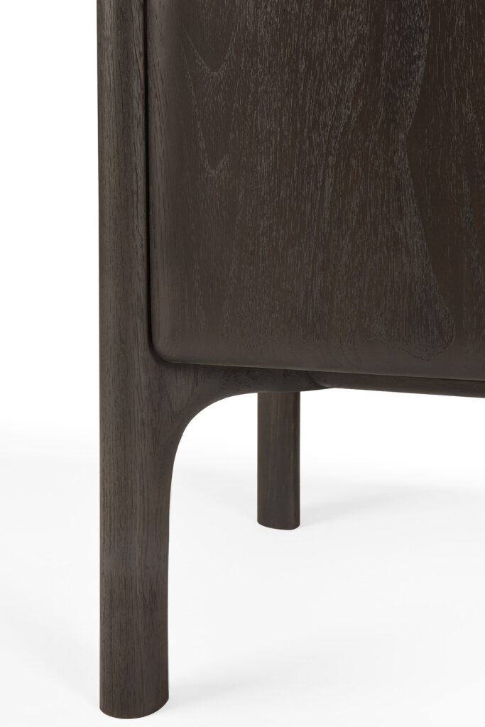 Gros plan d'un pied en bois foncé du buffet PI - 3 portes, présentant une finition lisse qui met en valeur le coin et la texture sur un fond blanc.