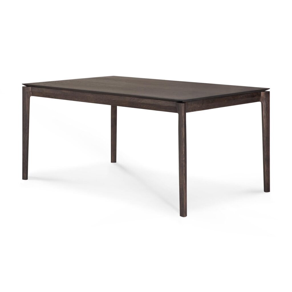 Une table à manger extensible Bok rectangulaire et moderne avec une finition en bois foncé et quatre pieds droits est parfaite pour les espaces contemporains.
