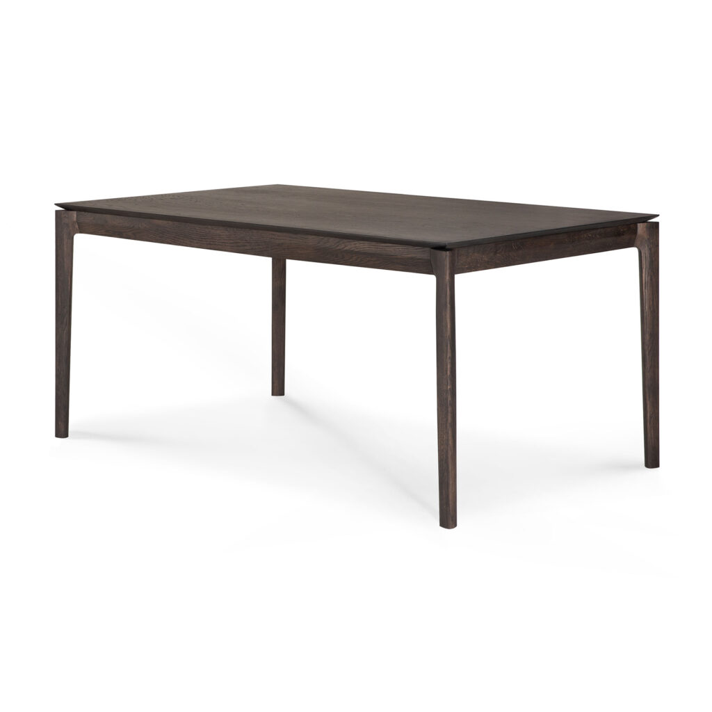 Table à manger rectangulaire en bois foncé avec quatre pieds droits sur fond blanc, cette pièce en chêne verni brun respire l'élégance.