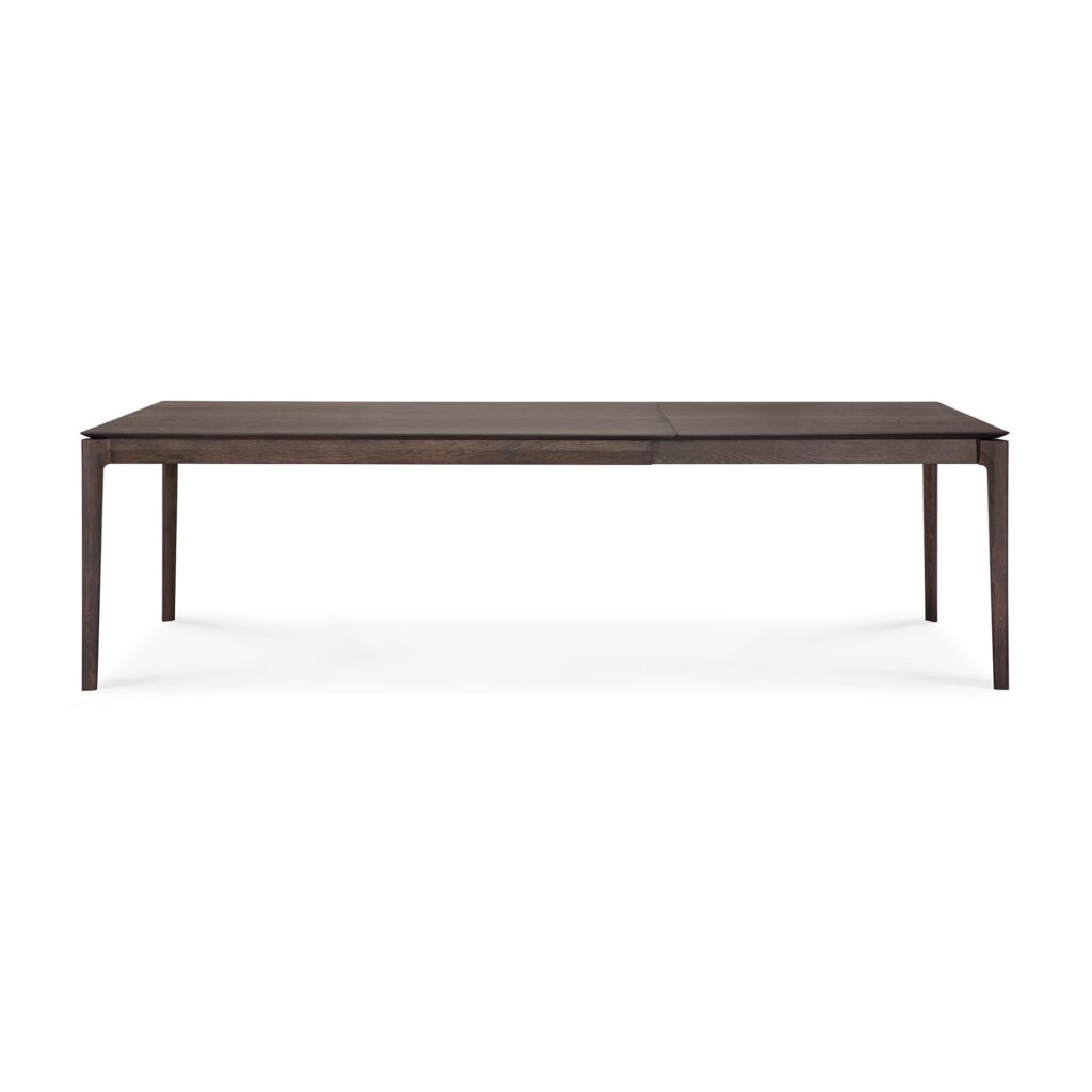 Table rectangulaire en bois foncé aux pieds fins, vue de face. Design simple et moderne avec une surface lisse. La finition Chêne teinté brun vernis ajoute de l'élégance à cette table à manger extensible, parfaite pour les espaces contemporains.