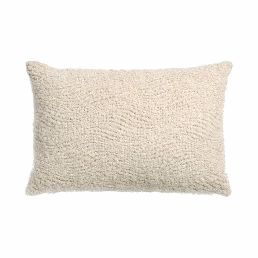 Le coussin Wave, avec sa forme rectangulaire et son design texturé de couleur crème, est représenté sur un fond blanc uni, ce qui le rend parfait pour ajouter une touche d'élégance à votre décoration intérieure.