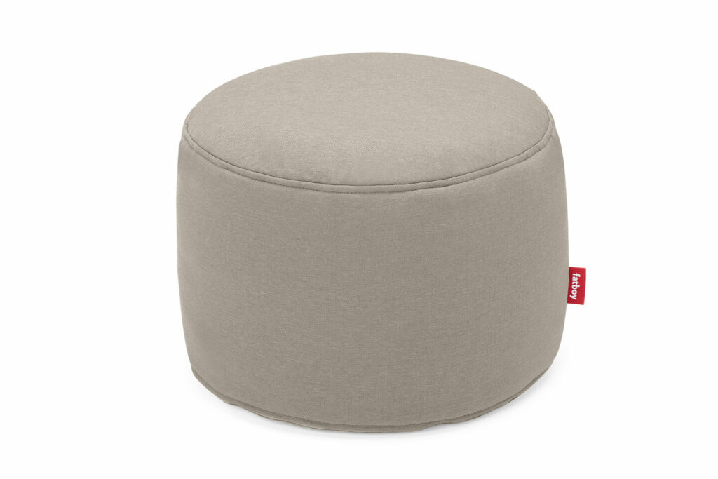 Pouf rond en tissu gris taupe clair avec une petite étiquette rouge, parfait pour les aménagements extérieurs par Fatboy.