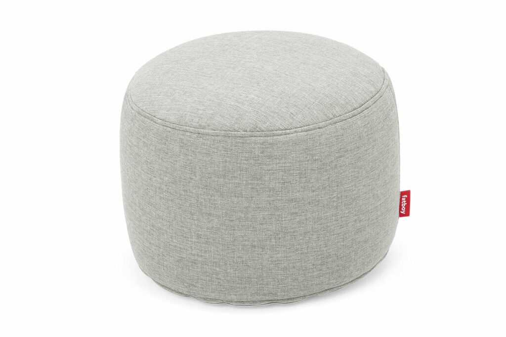 Pouf rond en tissu gris taupe clair de Fatboy avec une petite étiquette rouge sur un côté. Parfait pour une utilisation en extérieur.