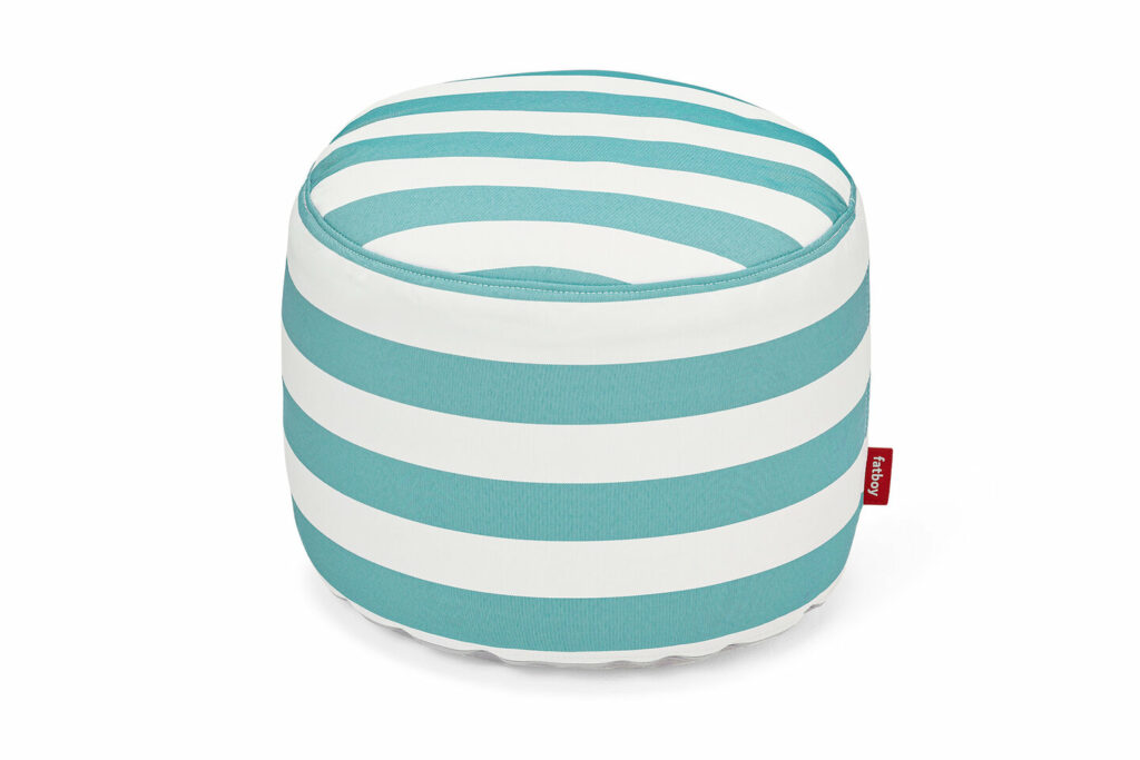 Pouf rond de Fatboy avec rayures horizontales turquoise et blanches, parfait pour une utilisation intérieure et extérieure.