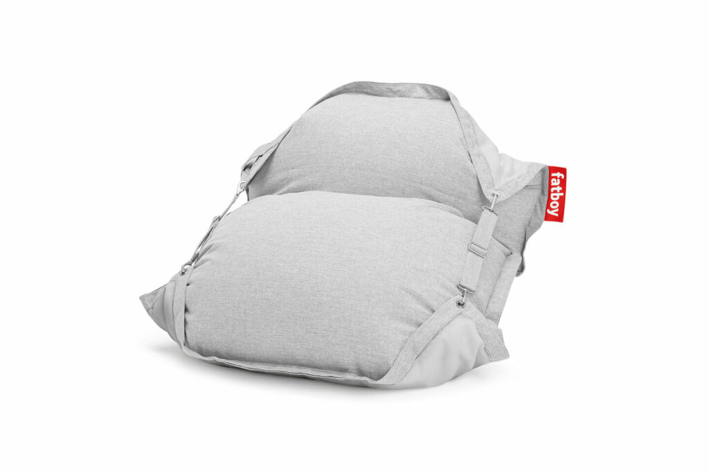 Un fauteuil de style pouf gris clair avec une partie supérieure en forme d'oreiller et des sangles réglables, comportant une petite étiquette rouge indiquant « Fatboy Original ».