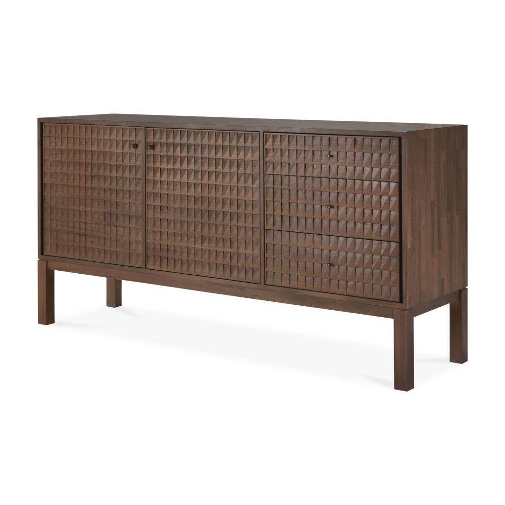 Le Buffet Sono, un buffet en bois, comporte trois portes ornées d'un motif texturé en forme de grille et repose élégamment sur quatre pieds carrés.