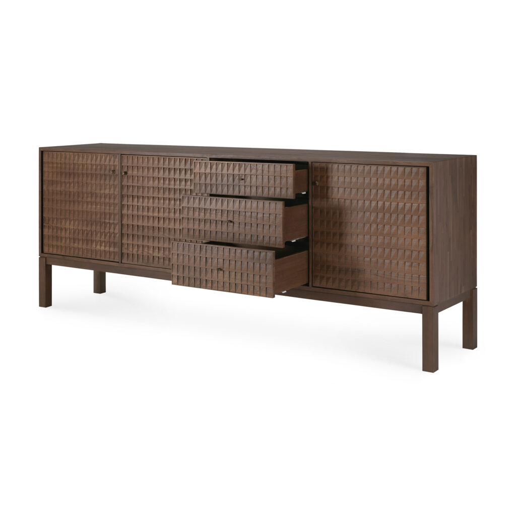 Buffet en bois foncé de Sono Furniture, avec une surface texturée, comportant deux armoires sur les côtés et trois tiroirs centraux, partiellement ouverts, reposant sur quatre pieds.