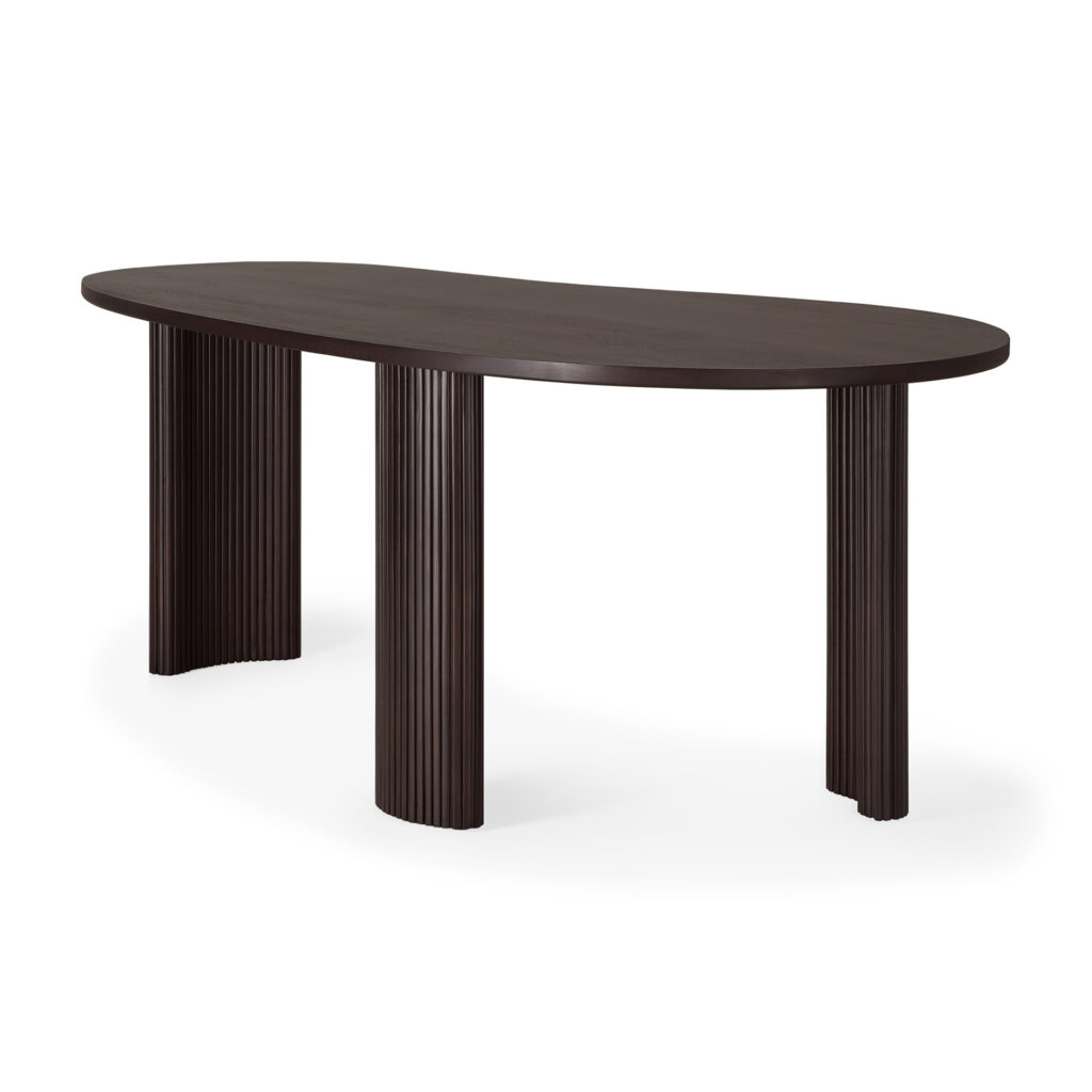 Table ovale en bois acajou teinté brun foncé, comportant quatre pieds cylindriques cannelés, présentée sur fond blanc.