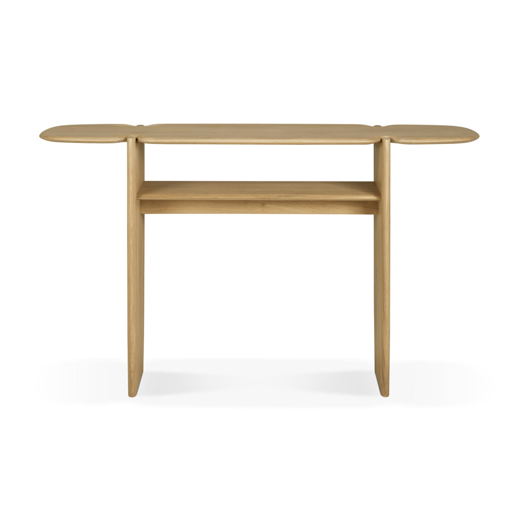 La Console PI est une console en bois au design unique, dotée de deux rallonges ovales de chaque côté et d'une tablette inférieure pour un rangement supplémentaire. Fabriquée en Chêne huilé, elle allie parfaitement style et fonctionnalité.