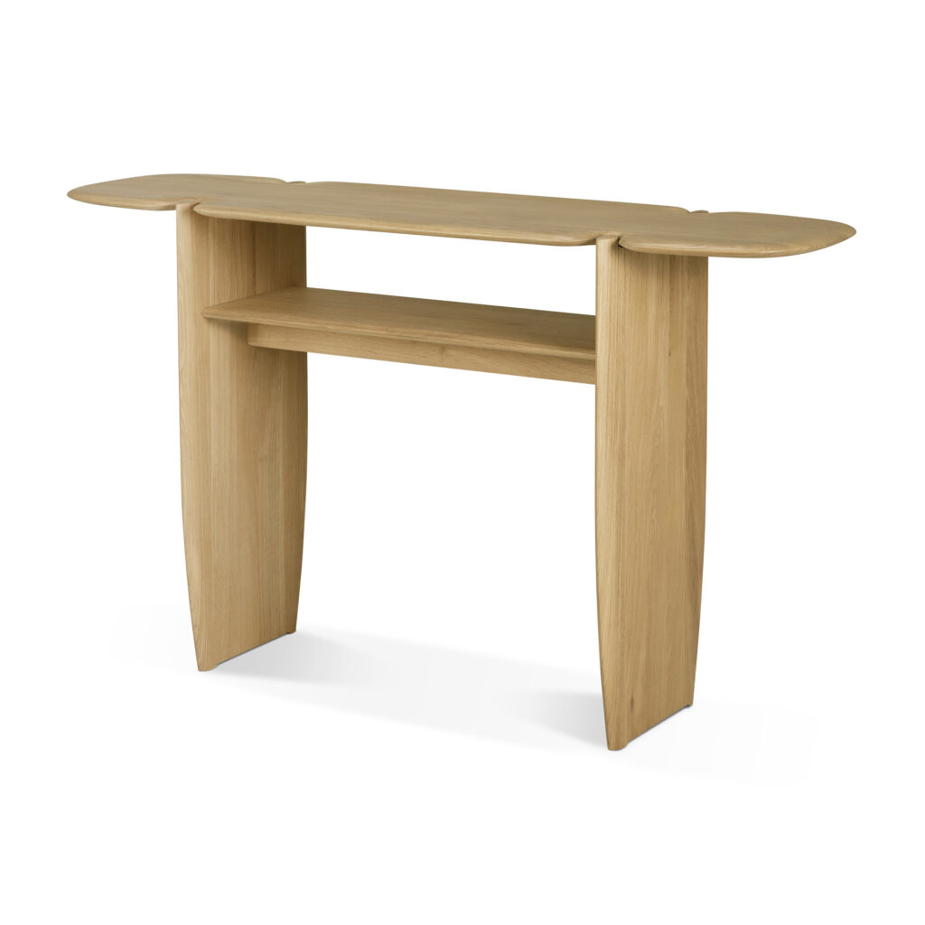 La Console PI est une console minimaliste en bois de chêne huilé, dont les dimensions comprennent deux ailes latérales et une étagère inférieure ouverte.