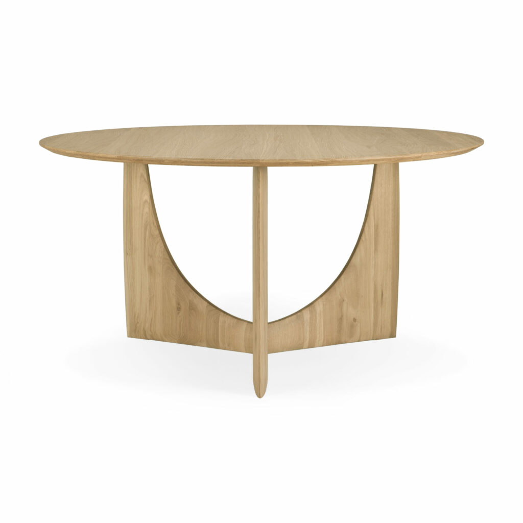 Table ronde en bois clair avec une base unique en demi-cercle, finition chêne huilé, et dotée d'un seul support vertical au milieu.