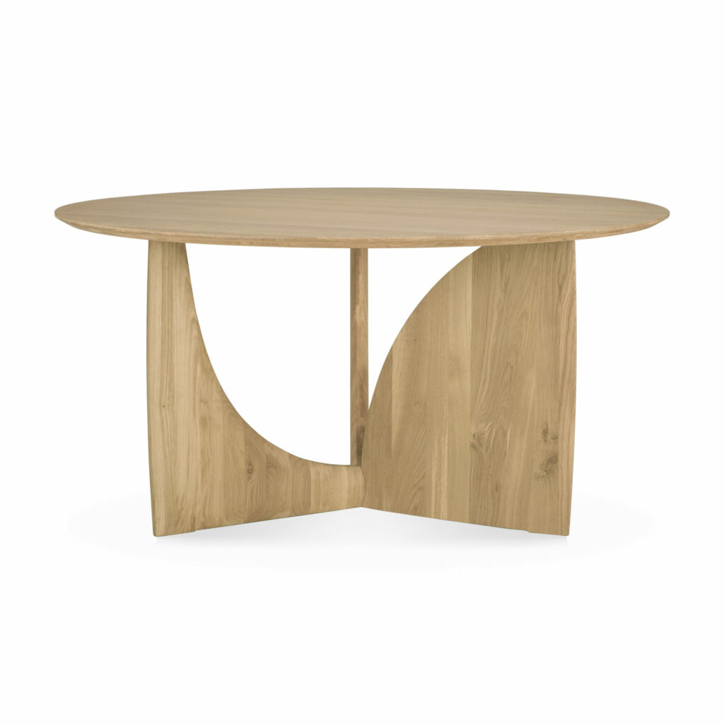 Une table ronde en bois de chêne huilé avec une conception de base géométrique unique comportant des éléments courbes et droits.