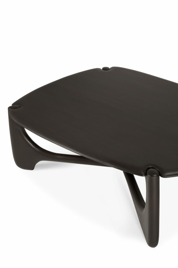 Table basse triangulaire moderne en PE noir avec pieds courbés et surface lisse et plate, bénéficiant d'une élégante finition Acajou teinté brun foncé.