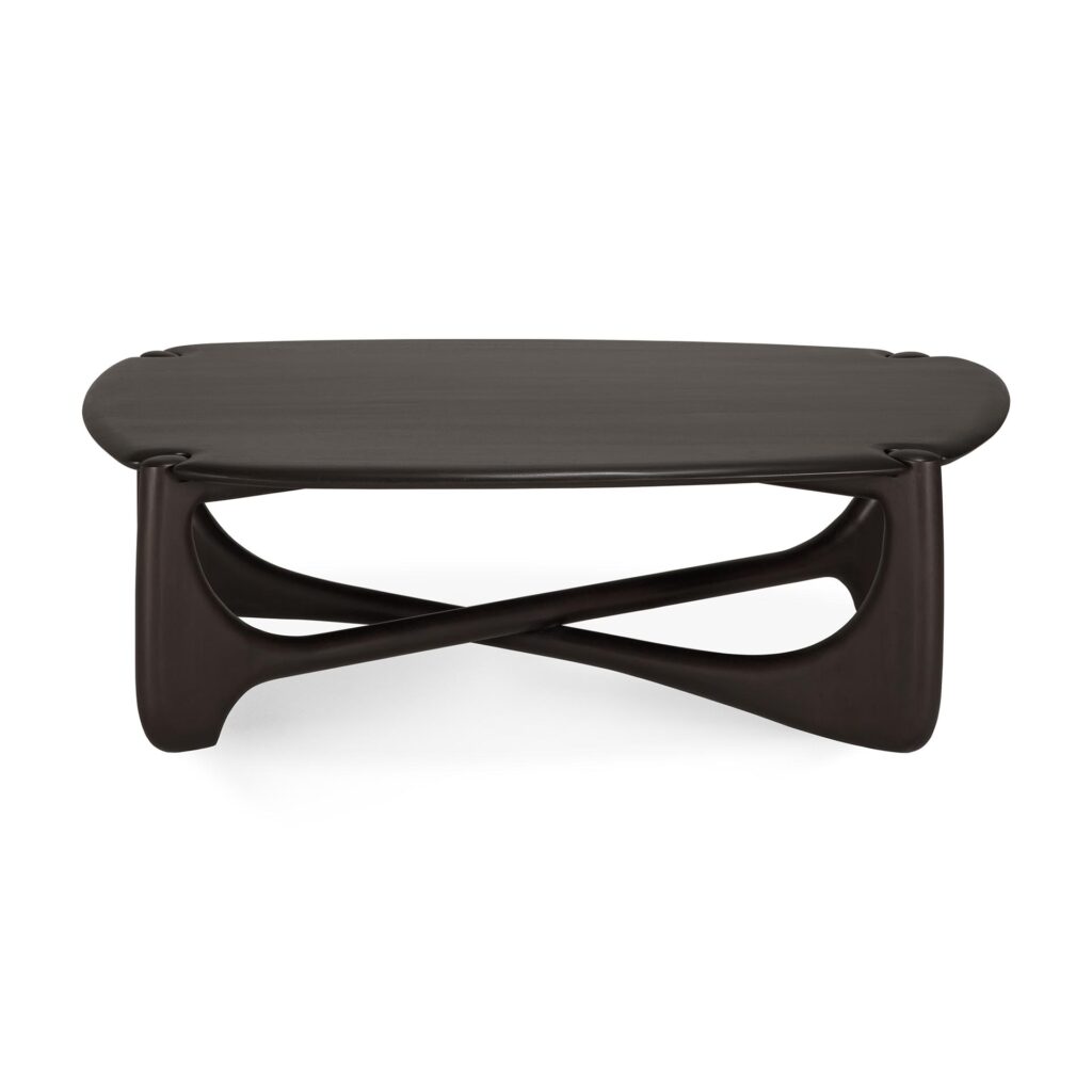 Table basse PI moderne fabriquée en Acajou teinté brun foncé, dotée d'une base incurvée avec des éléments de design entrelacés, vue de face sur un fond blanc.