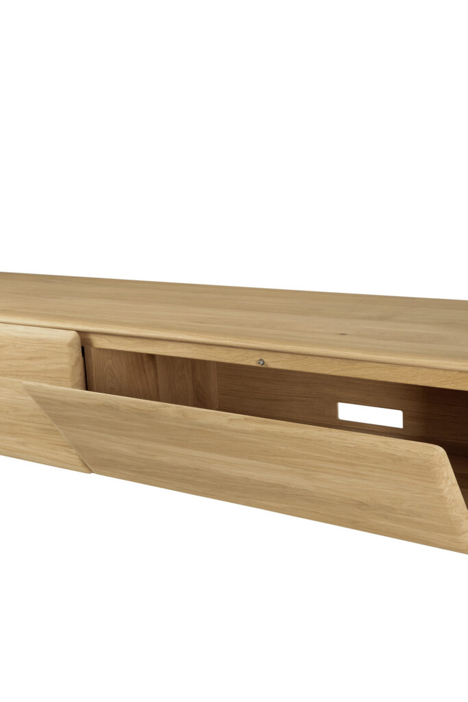 Meuble de divertissement en bois avec compartiment de rangement ouvert révélant une découpe pour la gestion des câbles, disponible en finition chêne huilé. Ce meuble TV PI est conçu avec des dimensions réfléchies pour s'intégrer parfaitement dans votre espace de vie.