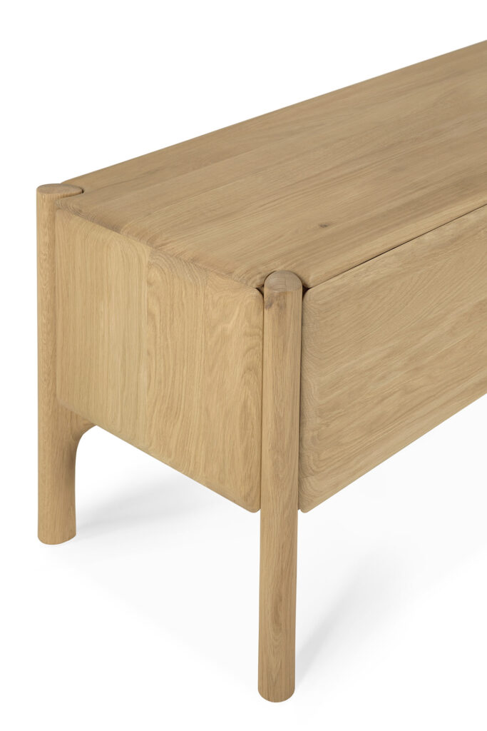 Banc rectangulaire en bois avec une finition lisse en chêne huilé et des pieds arrondis.