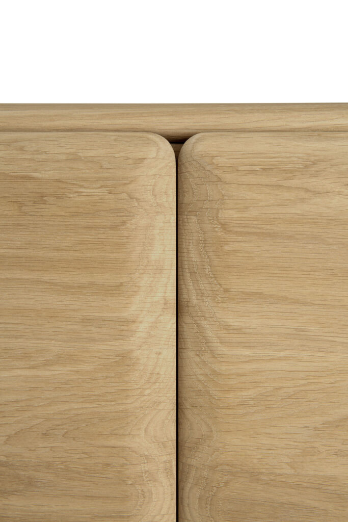 Vue rapprochée de deux panneaux Chêne huilé aux bords légèrement incurvés, séparés par un espace étroit, mettant en valeur le savoir-faire raffiné du meuble TV PI.