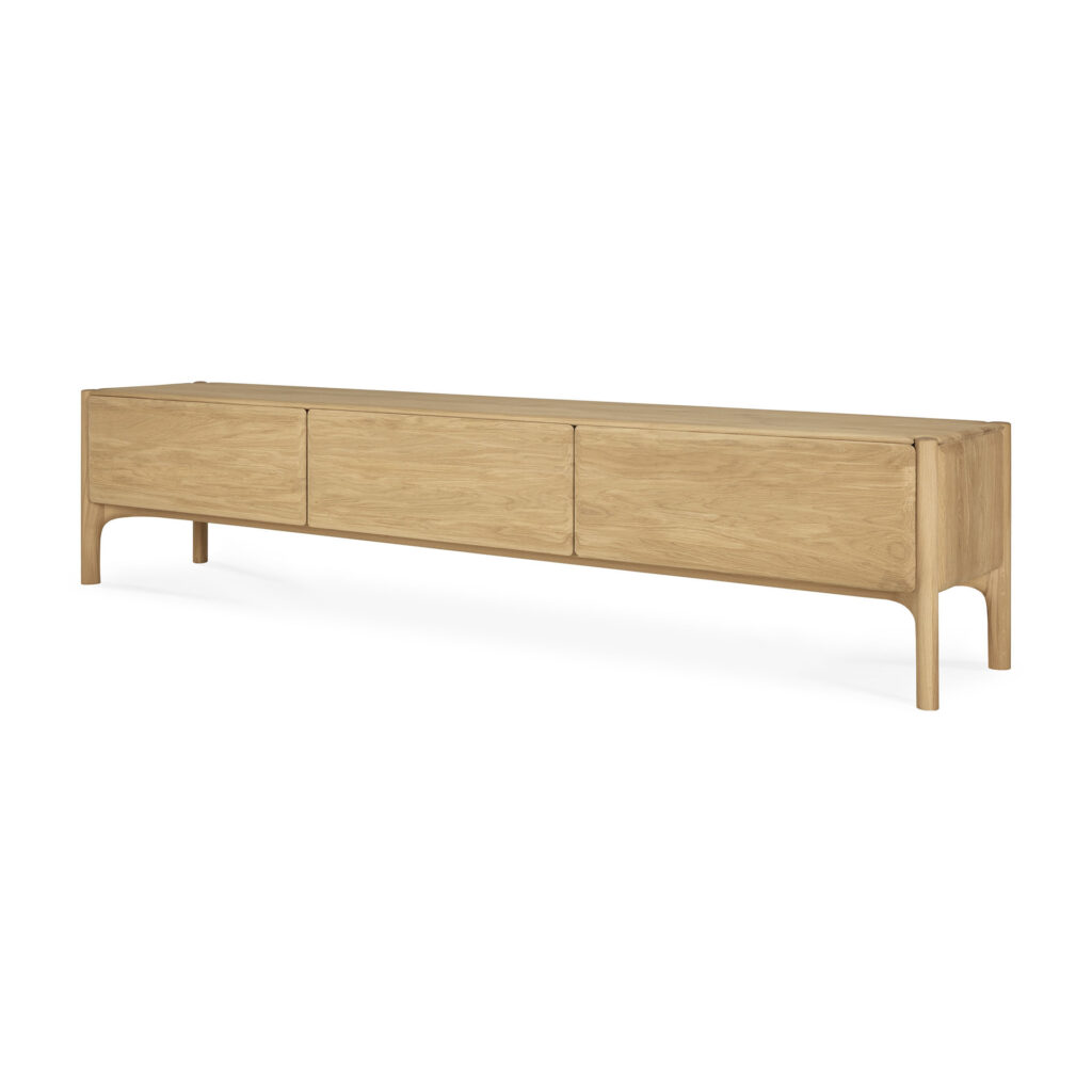 Buffet minimaliste en bois clair à trois compartiments et bords incurvés, avec finition chêne huilé. L : 242 cm, ce meuble fait également office de meuble TV PI élégant.