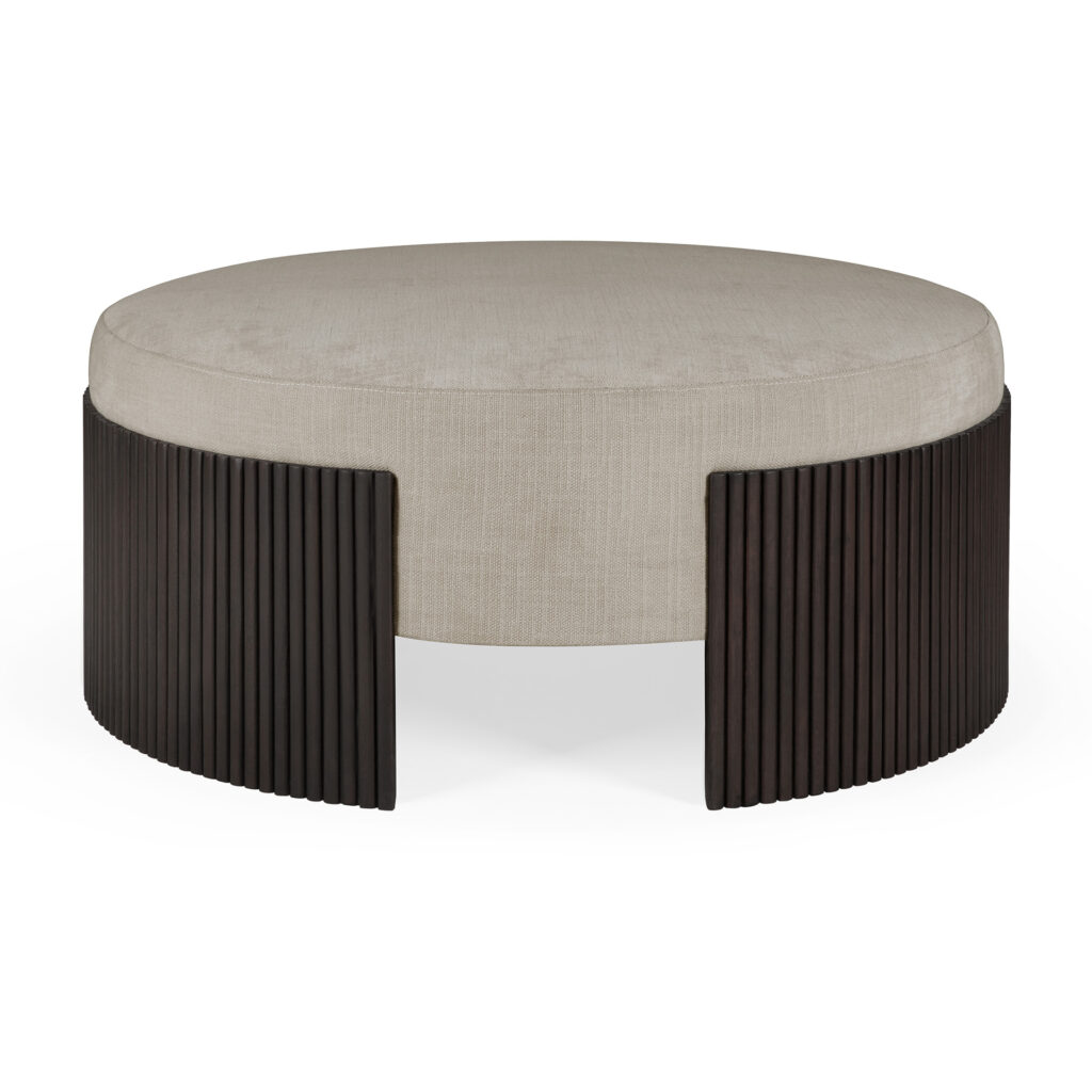 Pouf ottoman rond avec un dessus rembourré beige et une base en bois marron foncé avec des panneaux à lattes sur deux côtés.