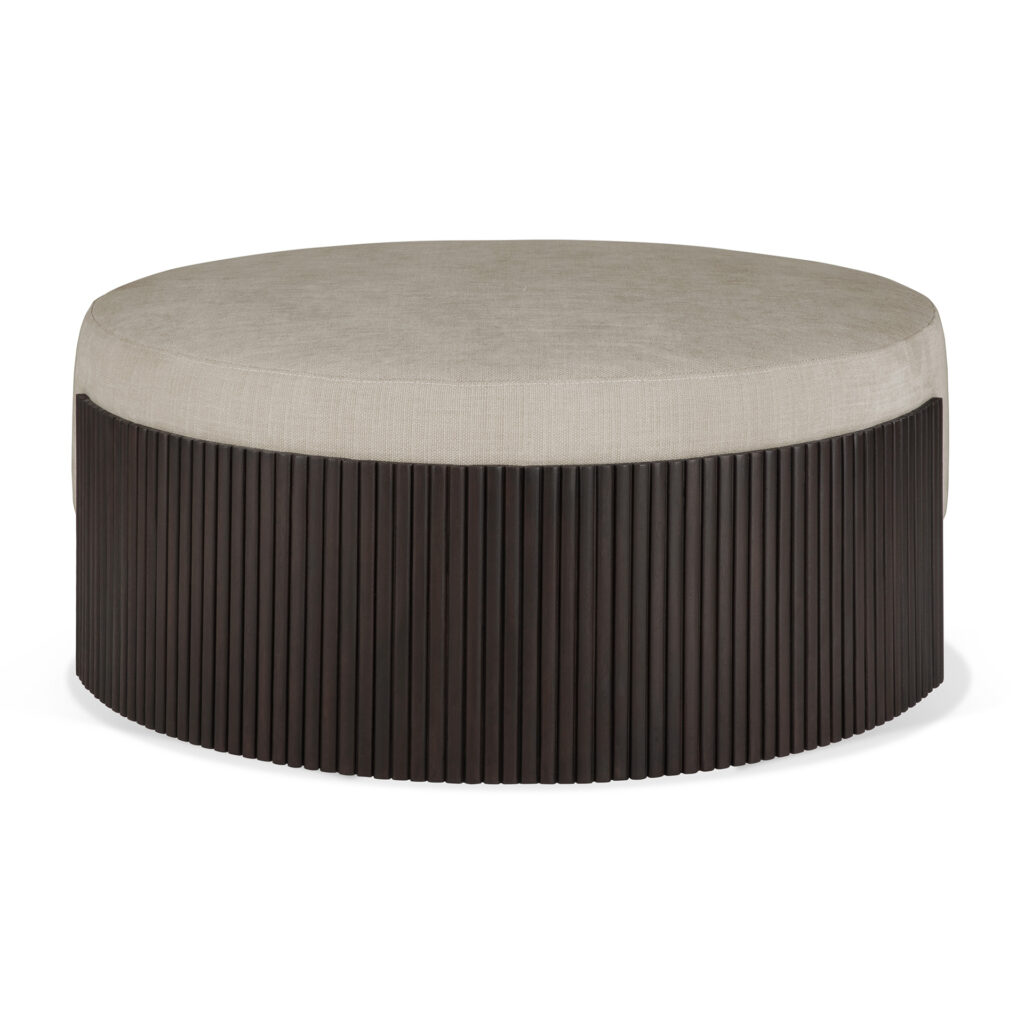 Le Pouf Roller Max est un pouf rond avec un plateau rembourré beige et une base en bois foncé à lattes verticales, mesurant 85x85x35.
