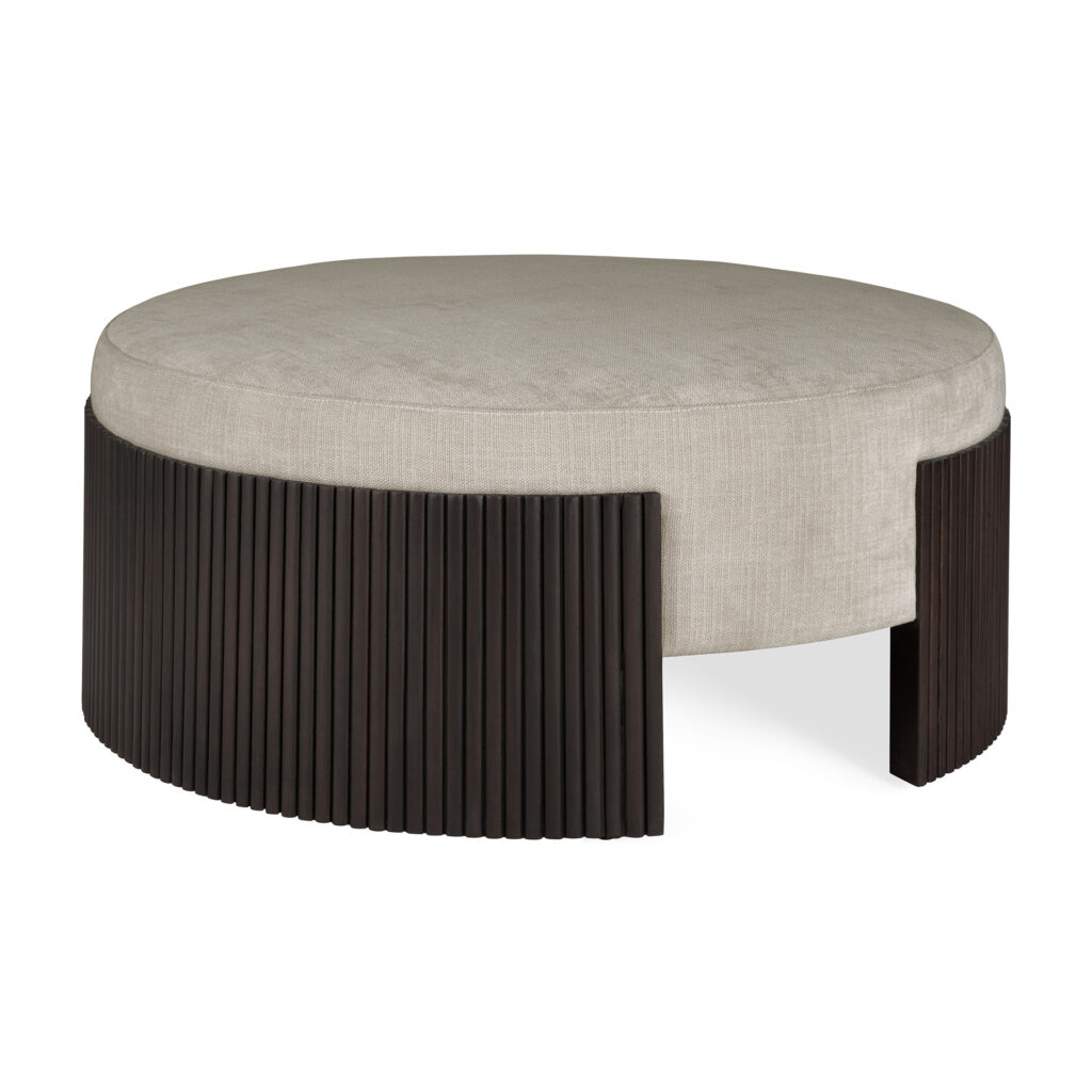 Un pouf rond avec un dessus en tissu clair et une base en bois foncé avec des lattes verticales, rappelant l'élégance des modèles Pouf Roller.
