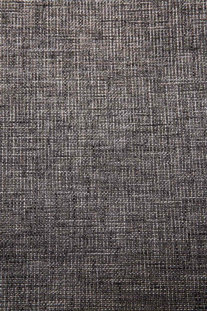 Vue rapprochée d'un tissu gris tissé avec une texture fine en forme de grille, parfait pour l'assise tissu gris de votre élégante Chaise Bok.