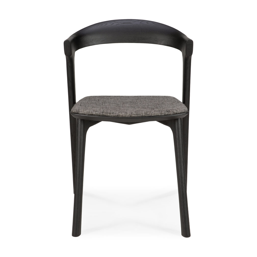 Une chaise moderne en bois noir fabriquée à partir de chêne noir présente un siège rembourré gris en tissu gris et un dossier incurvé, présenté en vue de face.