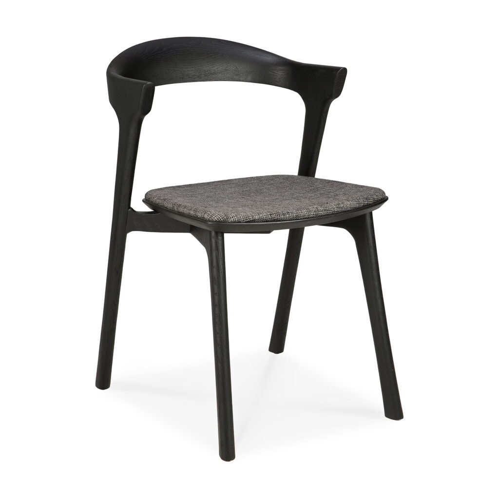 Une chaise moderne en chêne noir avec un dossier incurvé et une assise en tissu gris, présentée sur un fond blanc.