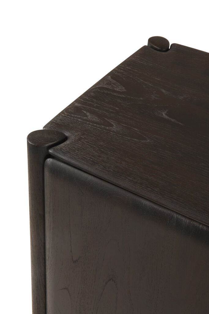 Gros plan d'un cube en bois foncé aux coins arrondis et à la finition lisse, rappelant l'élégant meuble Buffet PI en teck 2 portes.