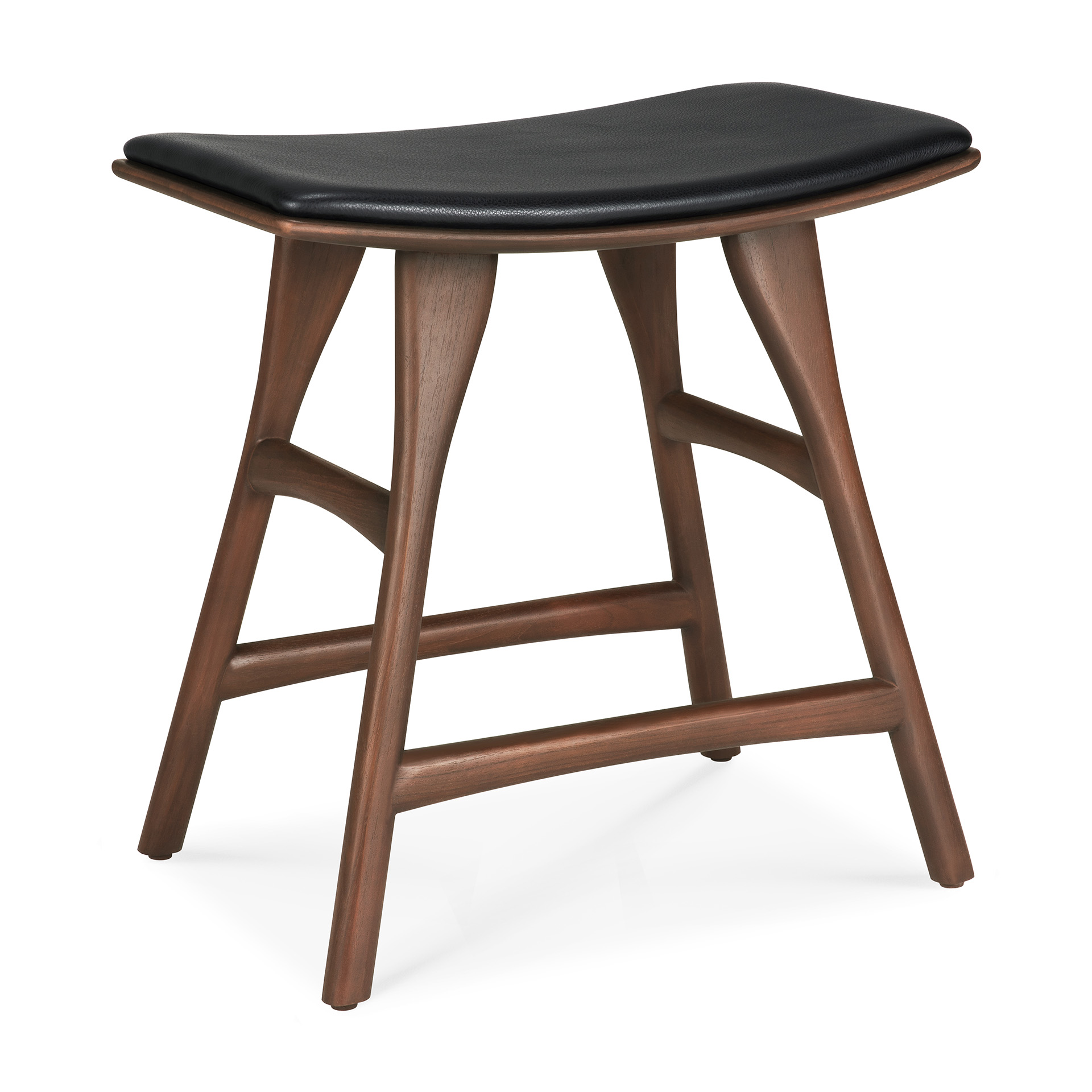Un tabouret en bois doté d'un siège rembourré en cuir noir incurvé et de pieds inclinés.