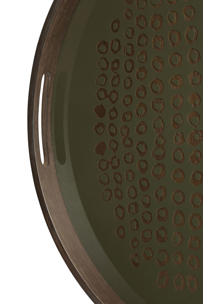 Gros plan du plateau en verre Moss de Seconde Nature - rond - S, mettant en valeur sa surface vert foncé ornée d'un motif de points circulaires. Ce plateau rond est doté de deux poignées rectangulaires découpées sur les côtés pour un transport facile.