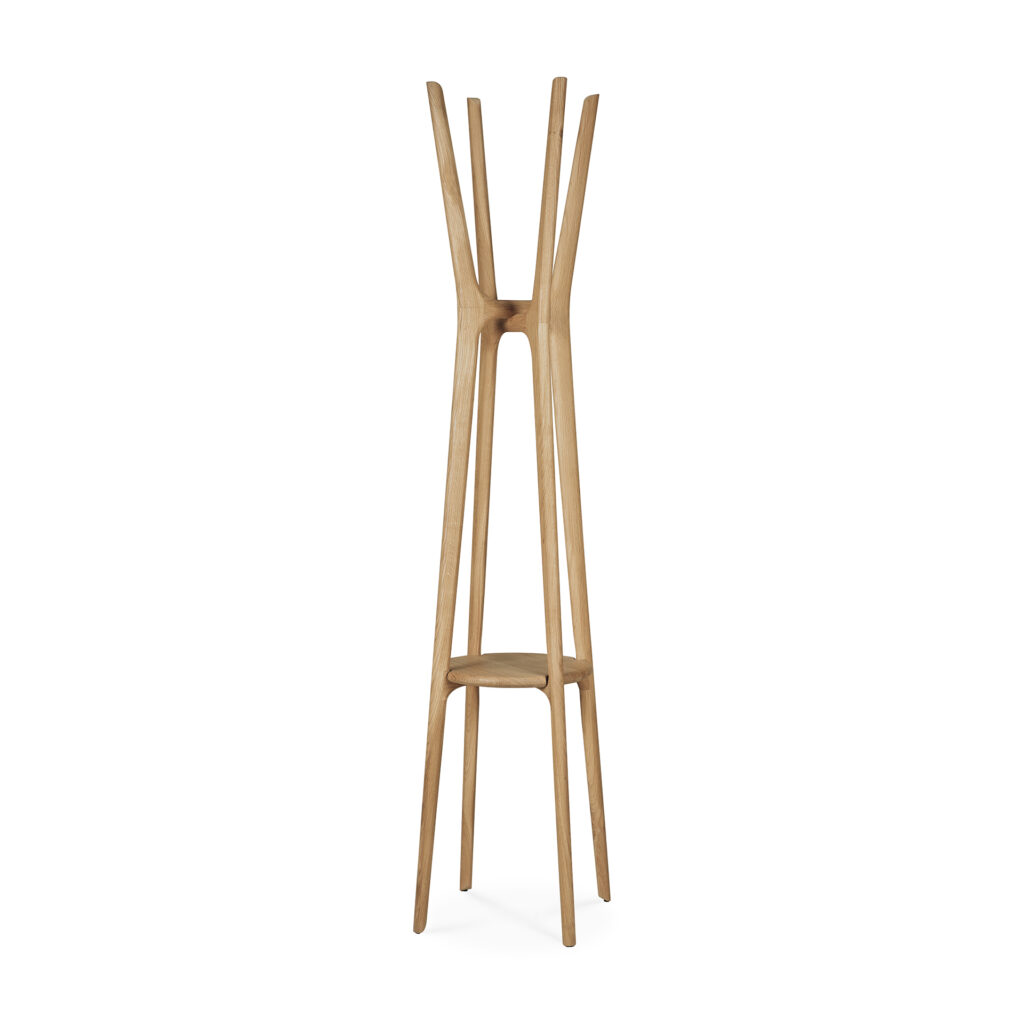 Porte-manteau en bois au design minimaliste, le Porte-manteau chêne naturel est doté de plusieurs bras inclinés vers le haut pour suspendre des objets.