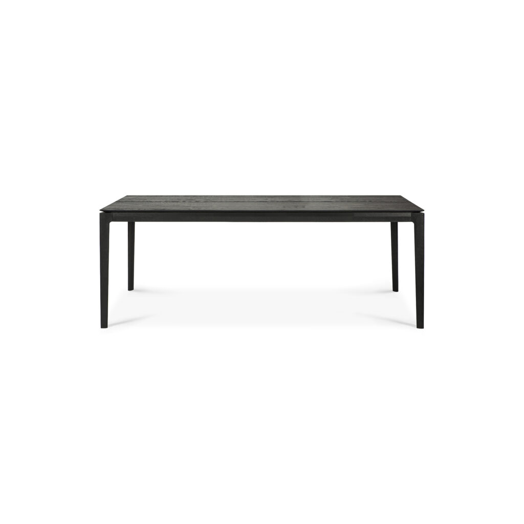 Une table à manger rectangulaire noire avec quatre pieds fins, offrant un design élégant. Cette table Bok est dotée d'une rallonge en chêne noir, s'étendant sur toute sa longueur pour accueillir confortablement 200 à 300 convives.