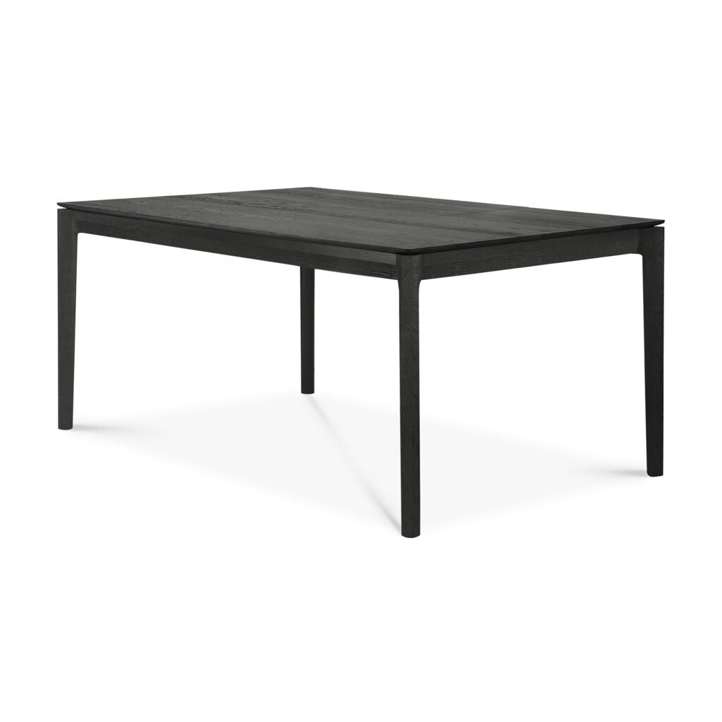 Une table en chêne noir avec un plateau rectangulaire en bois et quatre pieds droits, présentée sur un fond blanc.