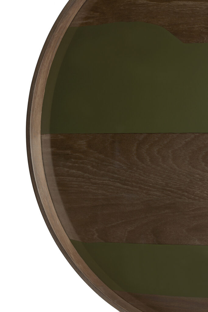 Une table ronde en bois aux parties alternées marron clair et marron foncé, vue de dessus sur fond blanc, complétée par un plateau rond en verre Seconde Nature Moss – grand format – qui ajoute une touche élégante.