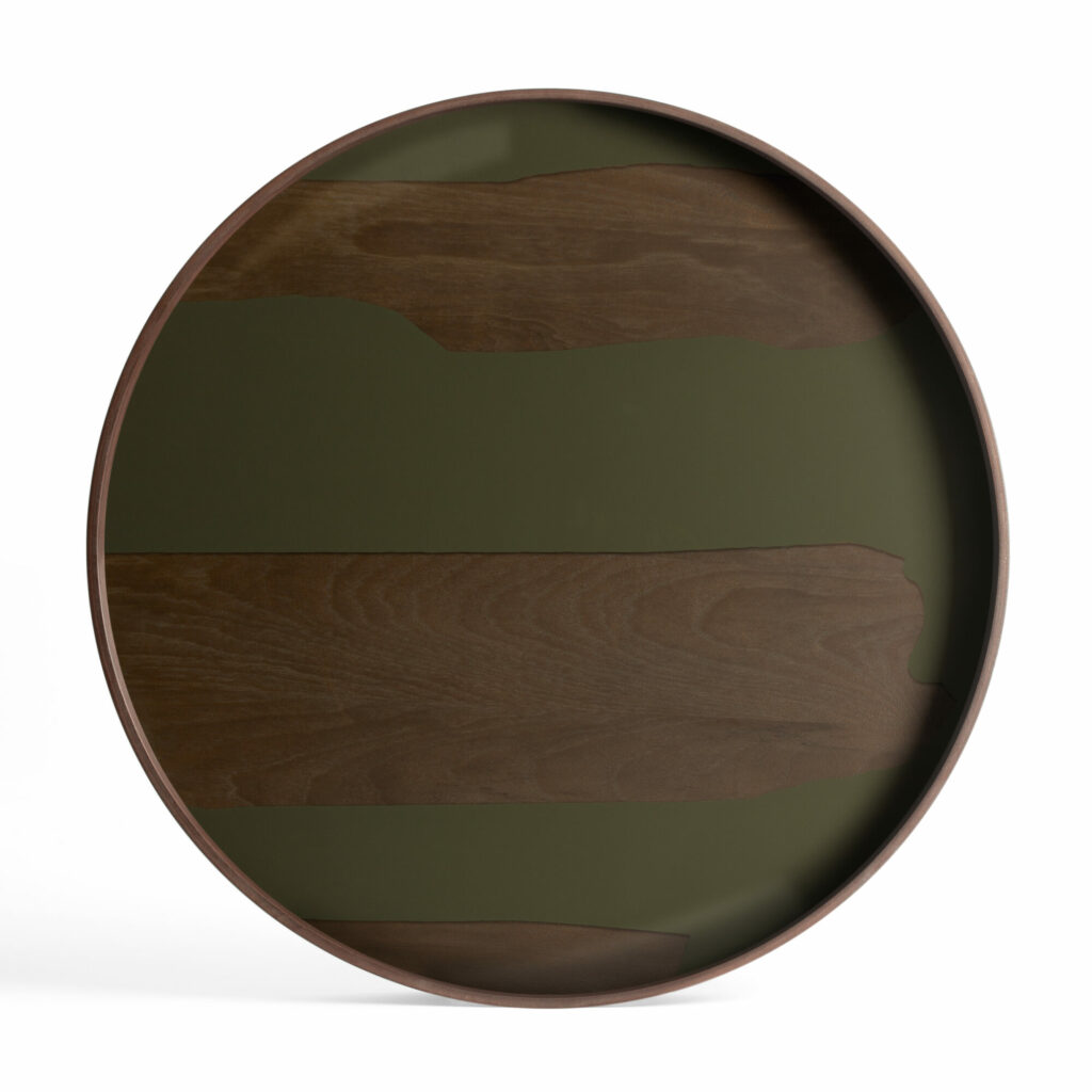 Le Plateau rond Second Nature Large est un grand plateau rond arborant un motif de bois brun et de sections vertes. Ce design simple et minimaliste incarne véritablement l'essence de Second Nature.