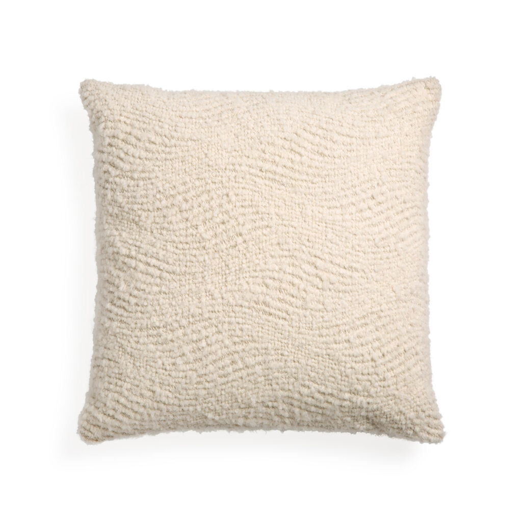 Ce coussin Wave blanc cassé, mesurant 50x50x15, présente un motif texturé et ondulé sur le tissu.
