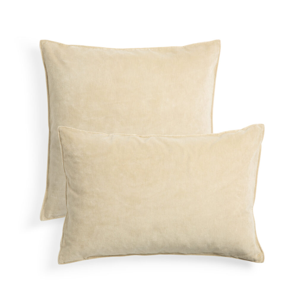 Deux coussins beiges de tailles différentes, dont un coussin en velours 50x50x15 aux reflets cannelle, sont positionnés sur un fond blanc.