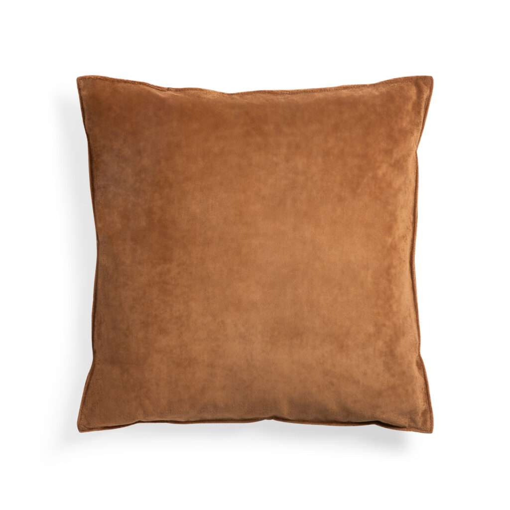 Un coussin carré en velours marron mesurant 50x50x15 est présenté sur un fond blanc.