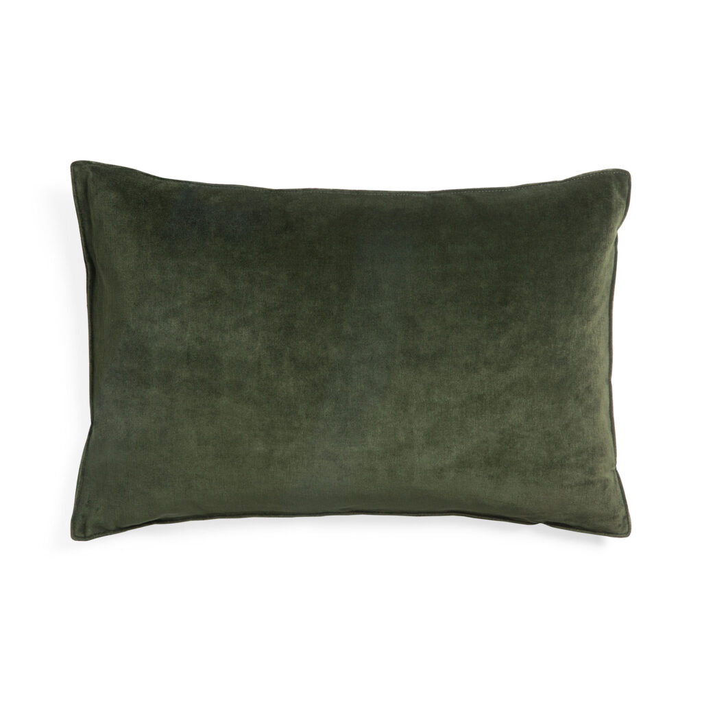 Coussin rectangulaire en velours vert foncé mesurant 50x50x15 sur fond blanc.