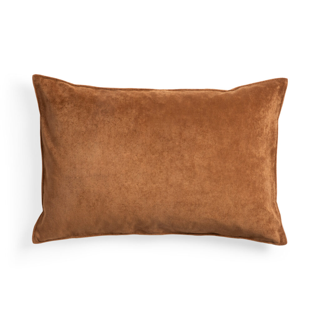 Coussin rectangulaire en velours marron cannelle de dimensions 50x50x15 posé sur un fond blanc.